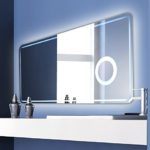 KROLLMANN Spiegel 120 x 50 cm für Flur und Badezimmer, Badspiegel mit Beleuchtung und 3-fach Vergrößerungsglas [Energieklasse A+]