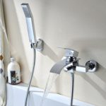 Kinse® Elegant Zeitgenössische Chrom Armatur Wasserfall Badewanne Wasserhahn inkl. Wandhalterung mit Handbrause für Bad Badezimmer Kinse® Elegant Zeitgenössische Chrom Armatur Wasserfall Badewanne Wasserhahn inkl. Wandhalterung mit Handbrause für Bad Badezimmer