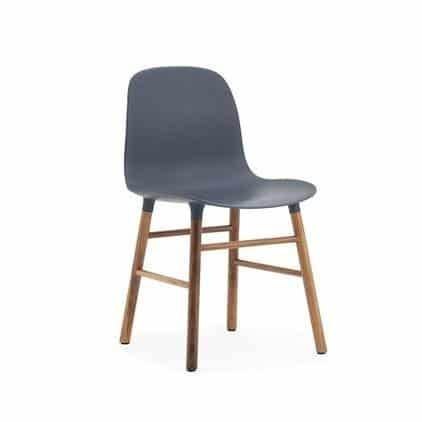 normann COPENHAGEN Form Stuhl Gestell Nussbaum-Sitz blau