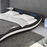 Polster-Bett 140x200 cm schwarz-weiß aus Kunstleder mit blauer LED-Beleuchtung | Accentox | Das Kunst-Leder-Bett ist ein edles Designer-Bett | Doppel-Bett 140 cm x 200 cm mit Lattenrost in Leder-Optik, Made in EU